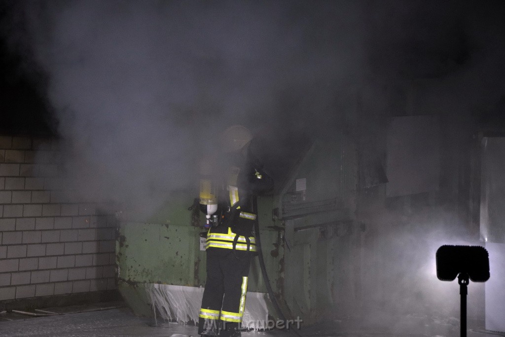 Feuer Papp Presscontainer Koeln Hoehenberg Bochumerstr P108.JPG - Miklos Laubert